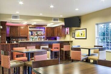 هتل Comfort Suites