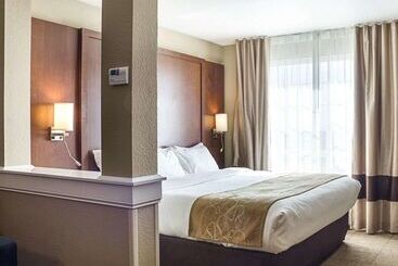 هتل Comfort Suites