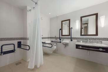 هتل Hilton At St George S Park, Burton Upon Trent