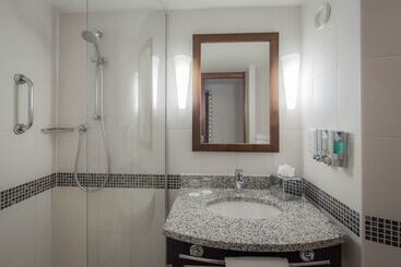 هتل Hilton At St George S Park, Burton Upon Trent
