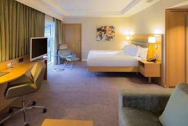 هتل Hilton At St George S Park, Burton Upon Trent