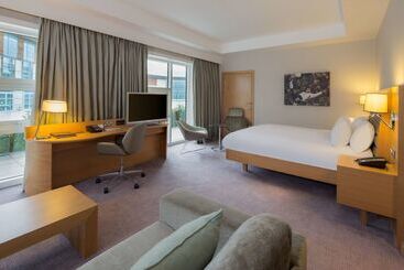 هتل Hilton At St George S Park, Burton Upon Trent