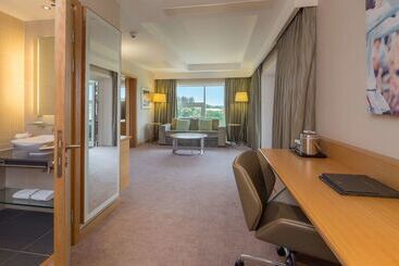 هتل Hilton At St George S Park, Burton Upon Trent
