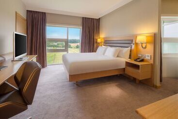 هتل Hilton At St George S Park, Burton Upon Trent