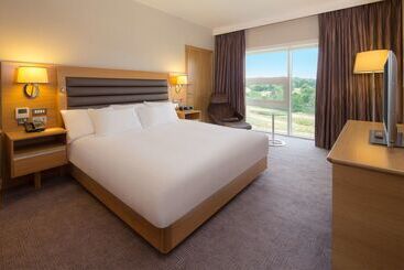 هتل Hilton At St George S Park, Burton Upon Trent