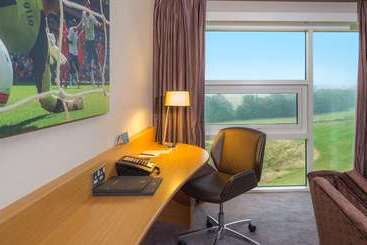 هتل Hilton At St George S Park, Burton Upon Trent