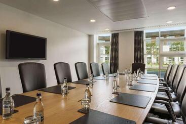 هتل Hilton At St George S Park, Burton Upon Trent
