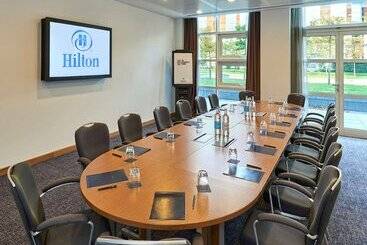 هتل Hilton At St George S Park, Burton Upon Trent