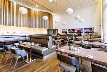 هتل Hilton At St George S Park, Burton Upon Trent