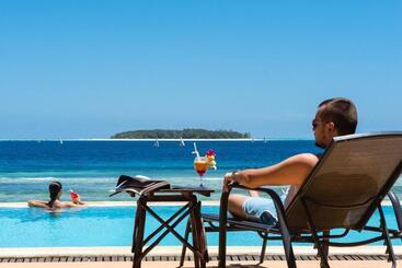 هتل Sunshine Marine Lodge