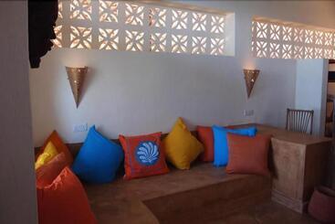 هتل Sunshine Marine Lodge