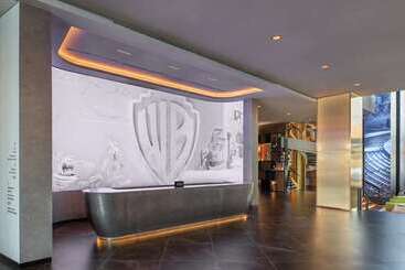 هتل The Wb Abu Dhabi, Curio Collection By Hilton