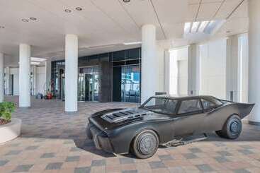 هتل The Wb Abu Dhabi, Curio Collection By Hilton