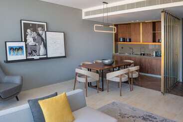 هتل The Wb Abu Dhabi, Curio Collection By Hilton