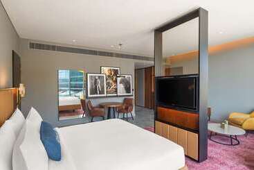 هتل The Wb Abu Dhabi, Curio Collection By Hilton