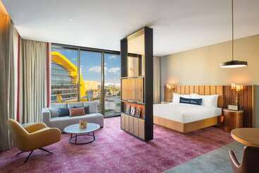 هتل The Wb Abu Dhabi, Curio Collection By Hilton