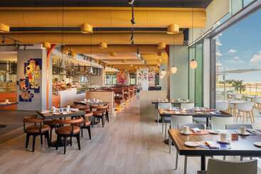 هتل The Wb Abu Dhabi, Curio Collection By Hilton