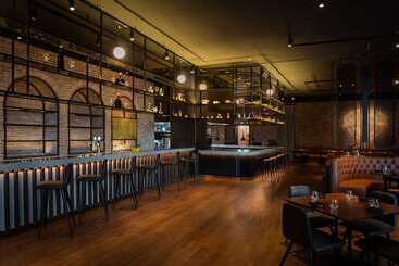 هتل The Wb Abu Dhabi, Curio Collection By Hilton