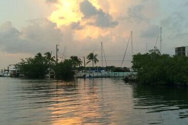 هتل Captain Pip's Marina & Hideaway