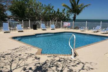 هتل Captain Pip's Marina & Hideaway