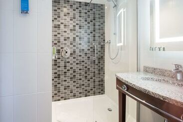 هتل Hampton By Hilton Exeter Airport