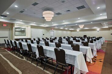 هتل Hilton Garden Inn Lincoln Downtown/haymarket