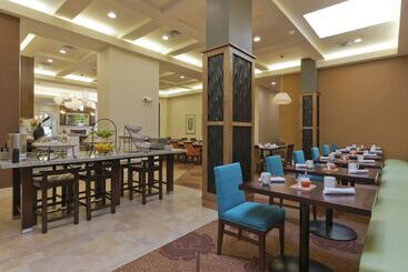 هتل Hilton Garden Inn Lincoln Downtown/haymarket