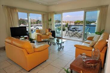 هتل Marina Banderas Suites