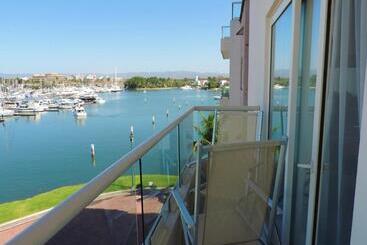 هتل Marina Banderas Suites