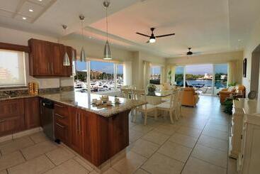 هتل Marina Banderas Suites