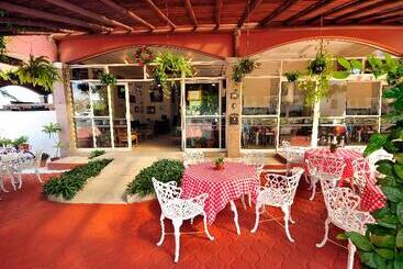 هتل Marina Banderas Suites