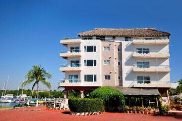 هتل Marina Banderas Suites