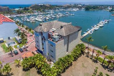 هتل Marina Banderas Suites