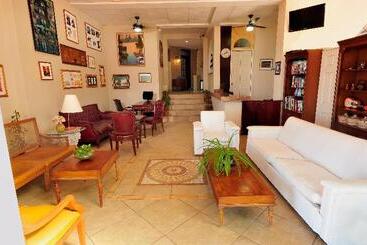 هتل Marina Banderas Suites