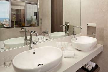 هتل The Level At Melia Barcelona Sky