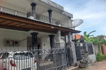هتل Oyo 90810 Ravaya Homestay
