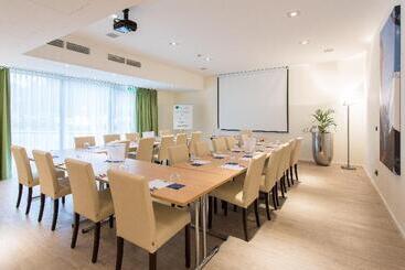 هتل Holiday Inn Express Neunkirchen, An Ihg