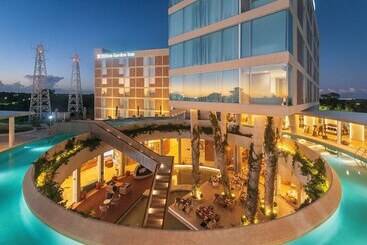 هتل Hilton Garden Inn Cancun Airport