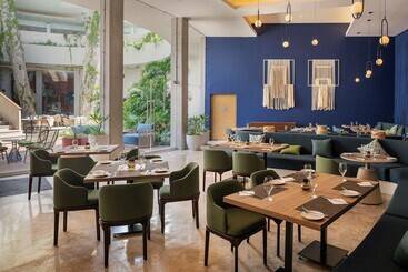 هتل Hilton Garden Inn Cancun Airport