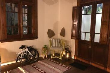 تختخواب و صبحانه La Yurta