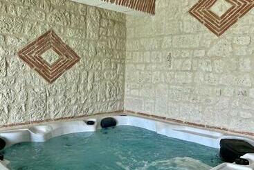 پانسیون Suite Privative Jacuzzi Sauna De La Villa Del Castagnol