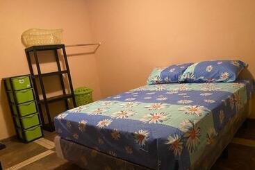 پانسیون Hostal Claros