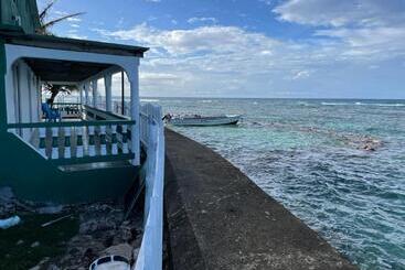 The Wave Hostel Corn Island