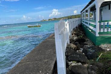The Wave Hostel Corn Island