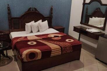 هتل Shelton Palace