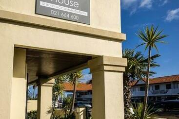پانسیون Beach House Studios