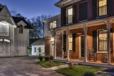 هاستل The Burrell House