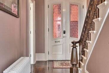 هاستل The Burrell House