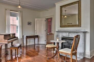 هاستل The Burrell House