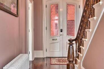 هاستل The Burrell House